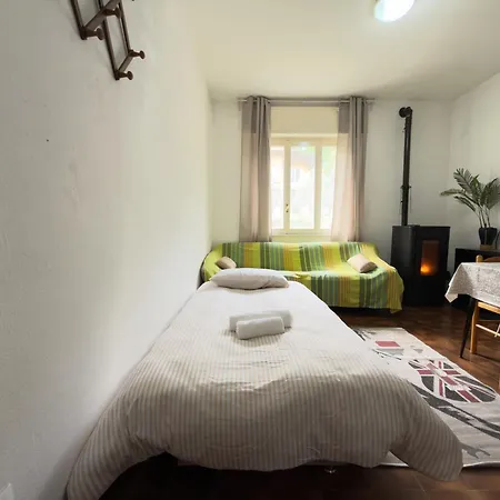 House - Steps From & Free Park דירה *