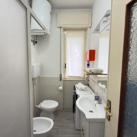 House - Steps From & Free Park Apartamento