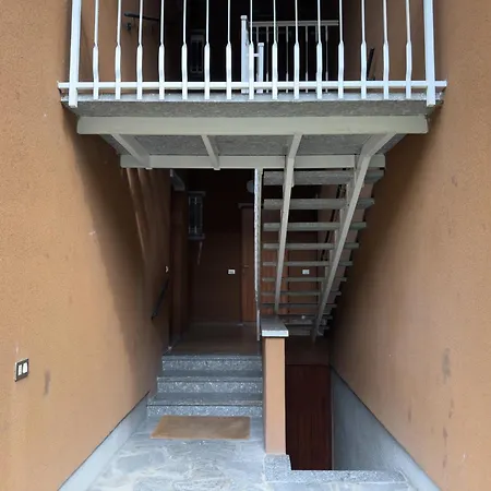 House - Steps From & Free Park דירה *